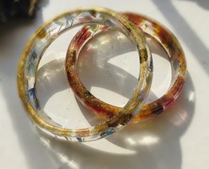 Set of cornflakes and bougainvillea flowers bracelets