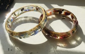 Set of cornflakes and bougainvillea flowers bracelets