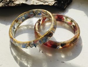 Set of cornflakes and bougainvillea flowers bracelets