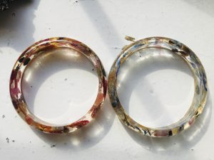 Set of cornflakes and bougainvillea flowers bracelets