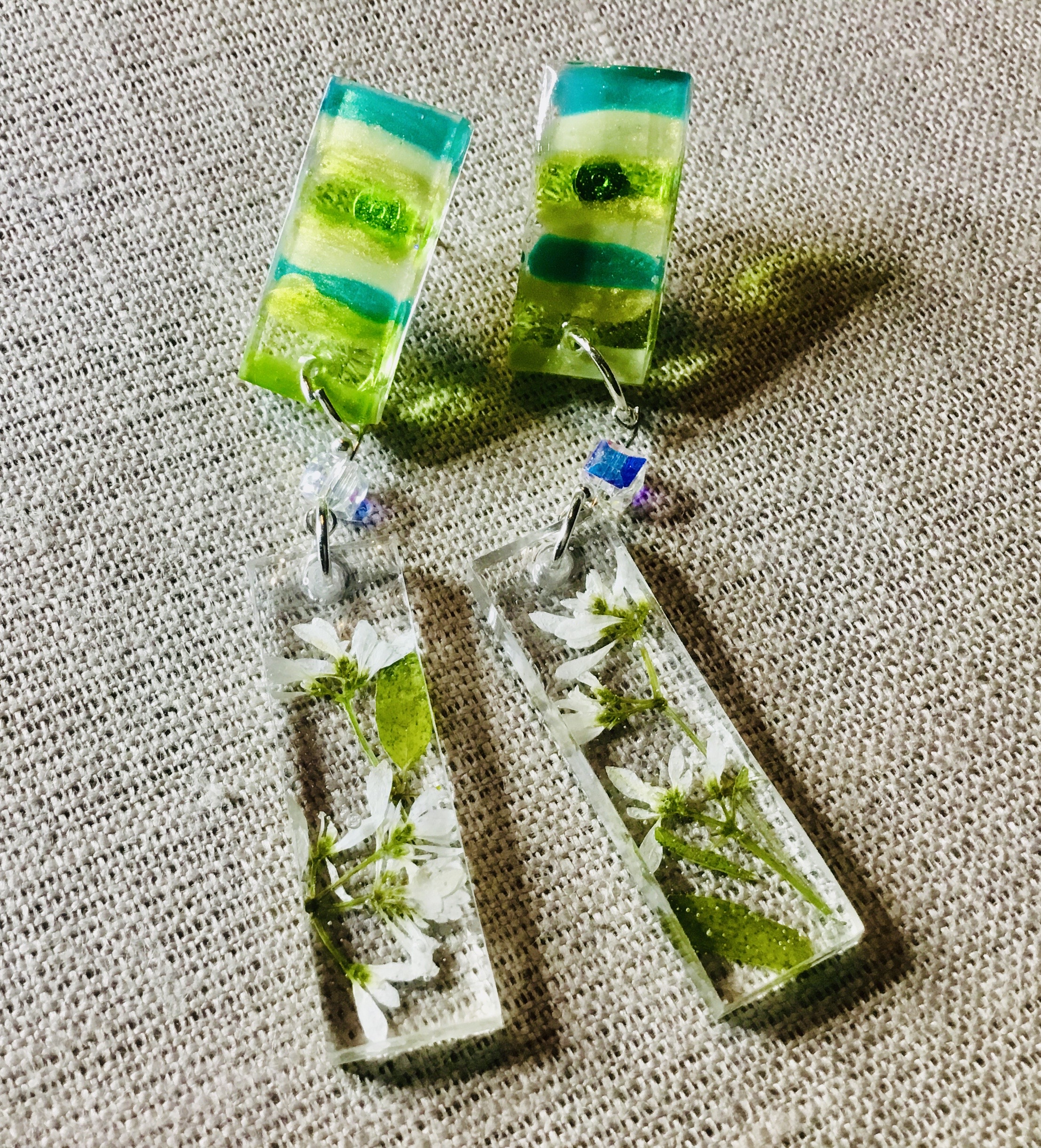 Petite white flowers & green leaves fantasy jewelry set