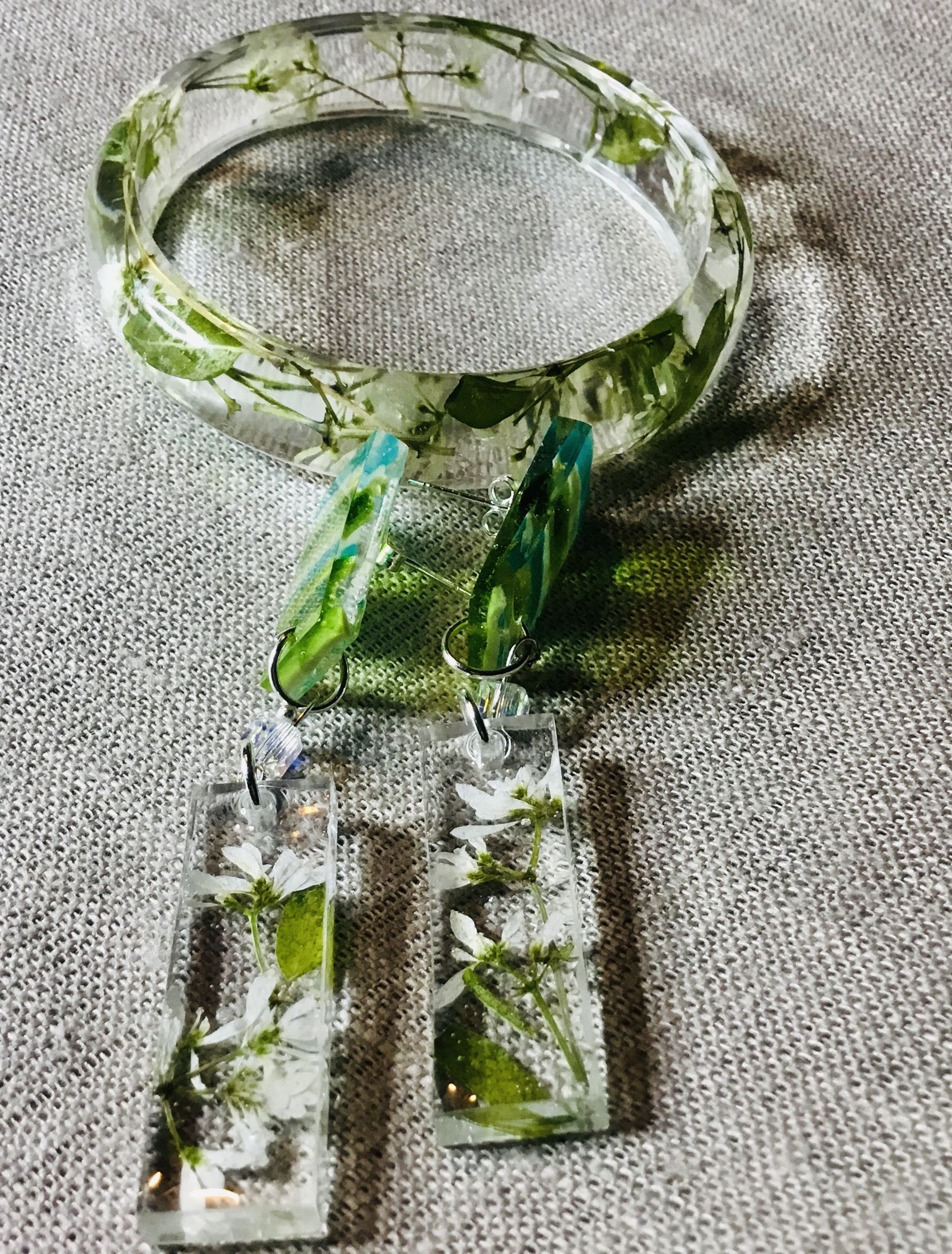 Petite white flowers & green leaves fantasy jewelry set
