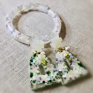 White flowers and glitter bangle & earrings set