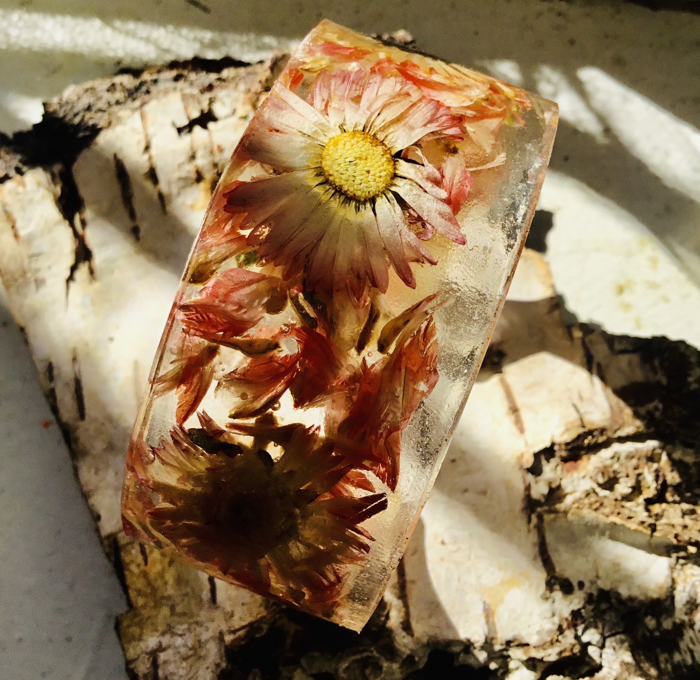 Daisy and Rose Petal Resin Cuff Bracelet – Real Flower Jewelry – Handmade Botanical Bangle – Nature-Inspired Adjustable Gift for Her