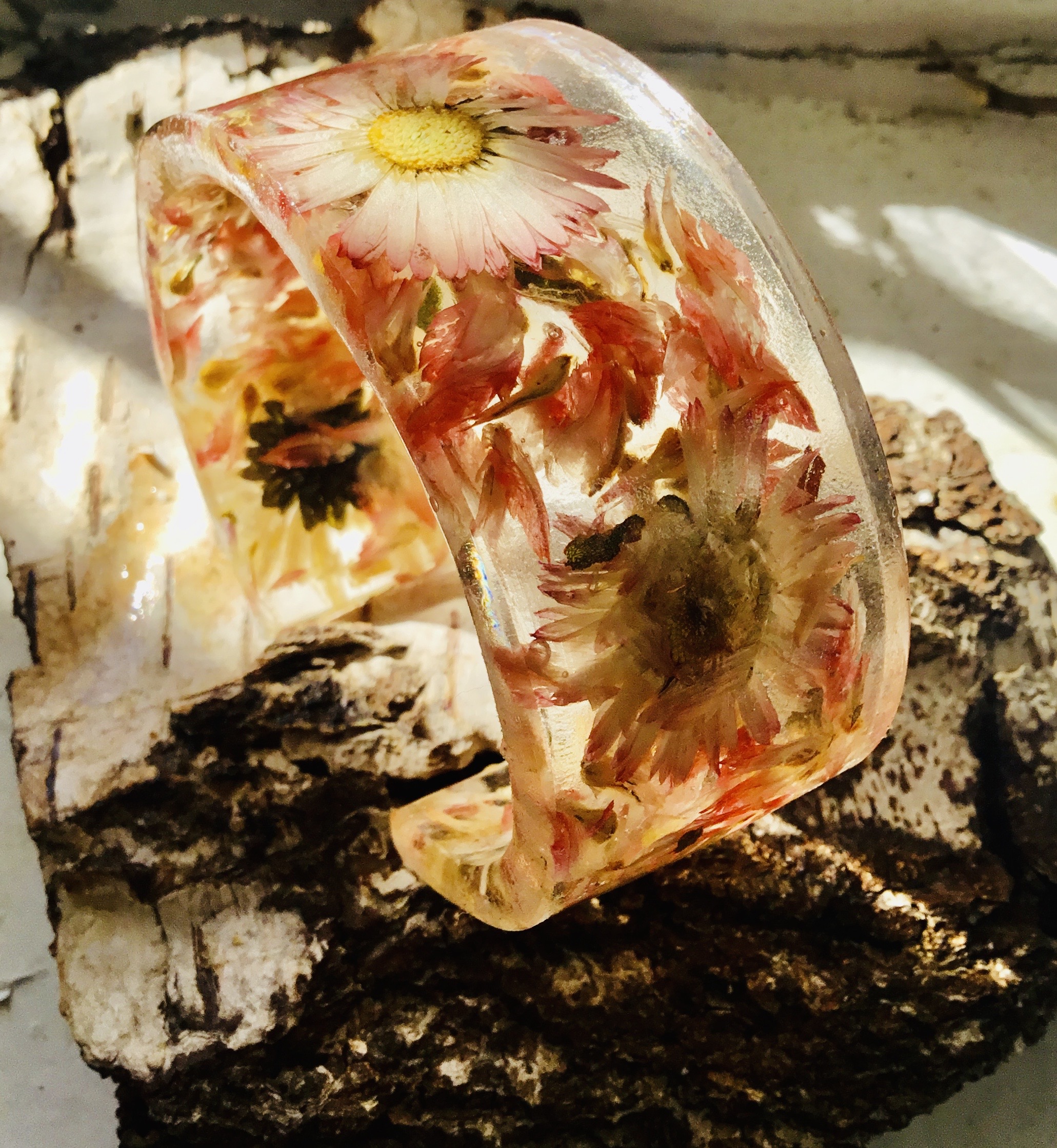 Daisy and Rose Petal Resin Cuff Bracelet – Real Flower Jewelry – Handmade Botanical Bangle – Nature-Inspired Adjustable Gift for Her