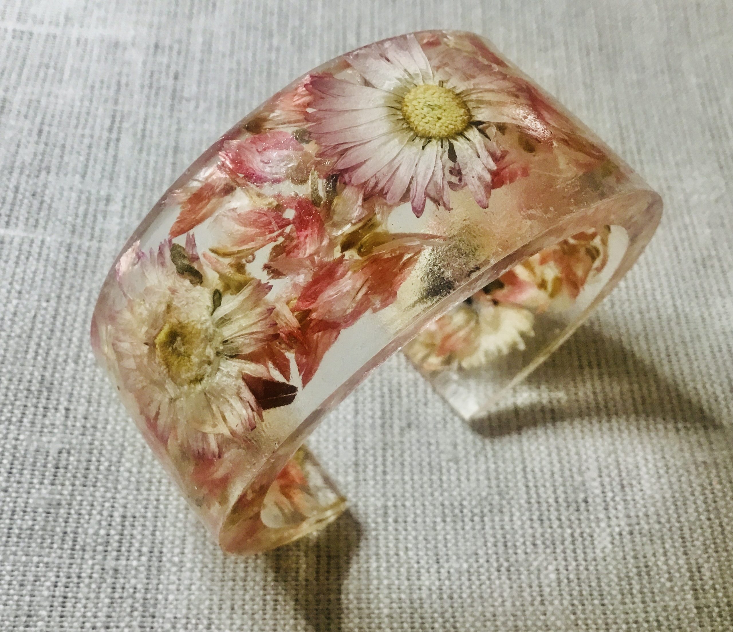 Daisy and Rose Petal Resin Cuff Bracelet – Real Flower Jewelry – Handmade Botanical Bangle – Nature-Inspired Adjustable Gift for Her