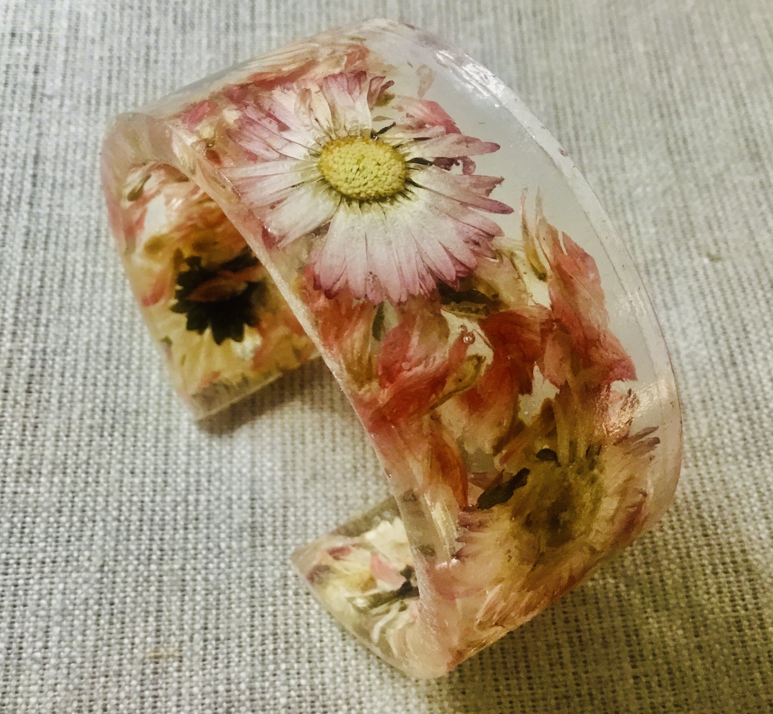 Daisy and Rose Petal Resin Cuff Bracelet – Real Flower Jewelry – Handmade Botanical Bangle – Nature-Inspired Adjustable Gift for Her