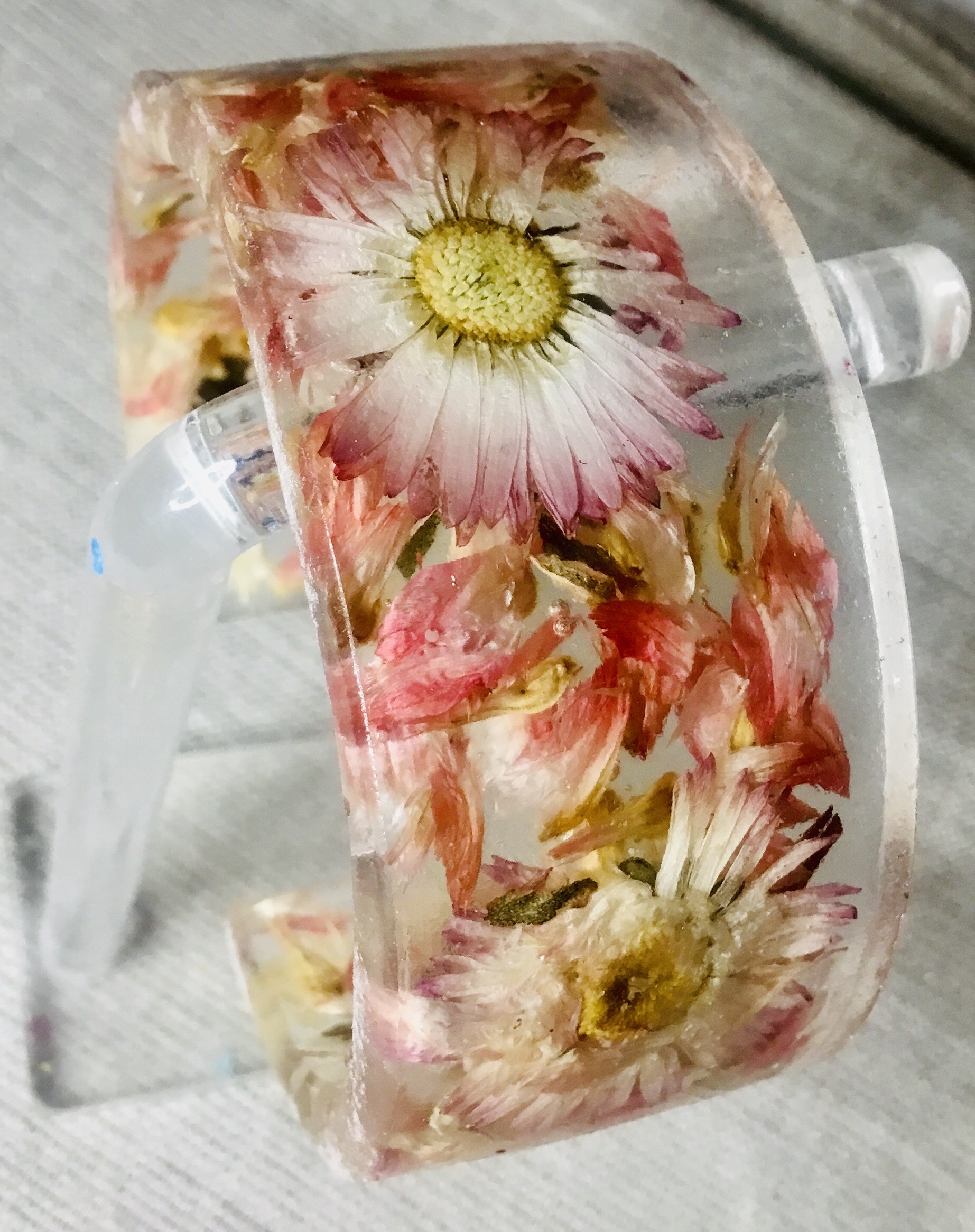 Daisy and Rose Petal Resin Cuff Bracelet – Real Flower Jewelry – Handmade Botanical Bangle – Nature-Inspired Adjustable Gift for Her