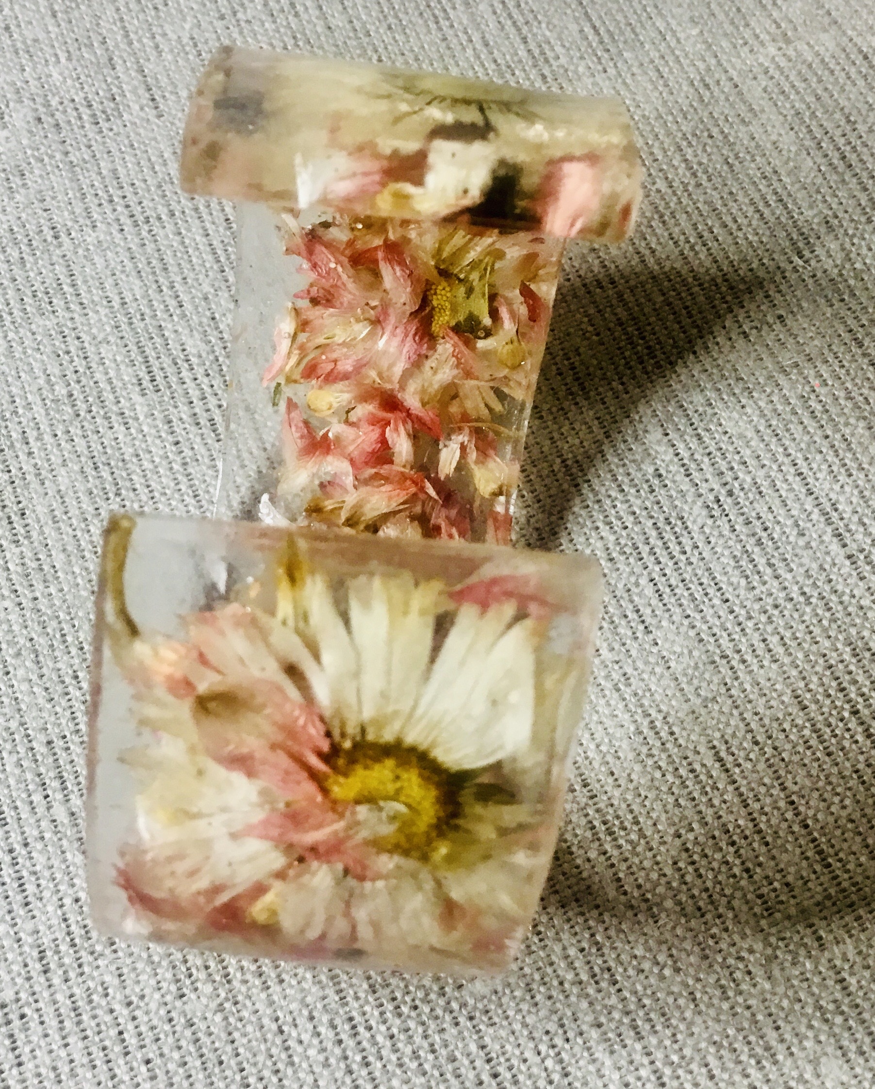 Daisy and Rose Petal Resin Cuff Bracelet – Real Flower Jewelry – Handmade Botanical Bangle – Nature-Inspired Adjustable Gift for Her