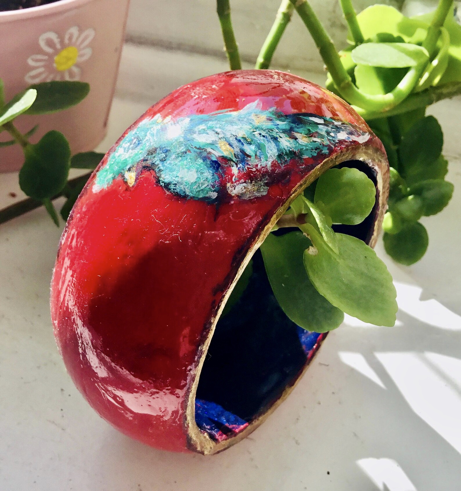 Hand-Painted Quetzal Bird Resin Bangle – Tropical Wildlife Art Bracelet, Nature-Inspired Handmade Jewelry, Unique Forest Bird Gift, Lightweight Resin Art