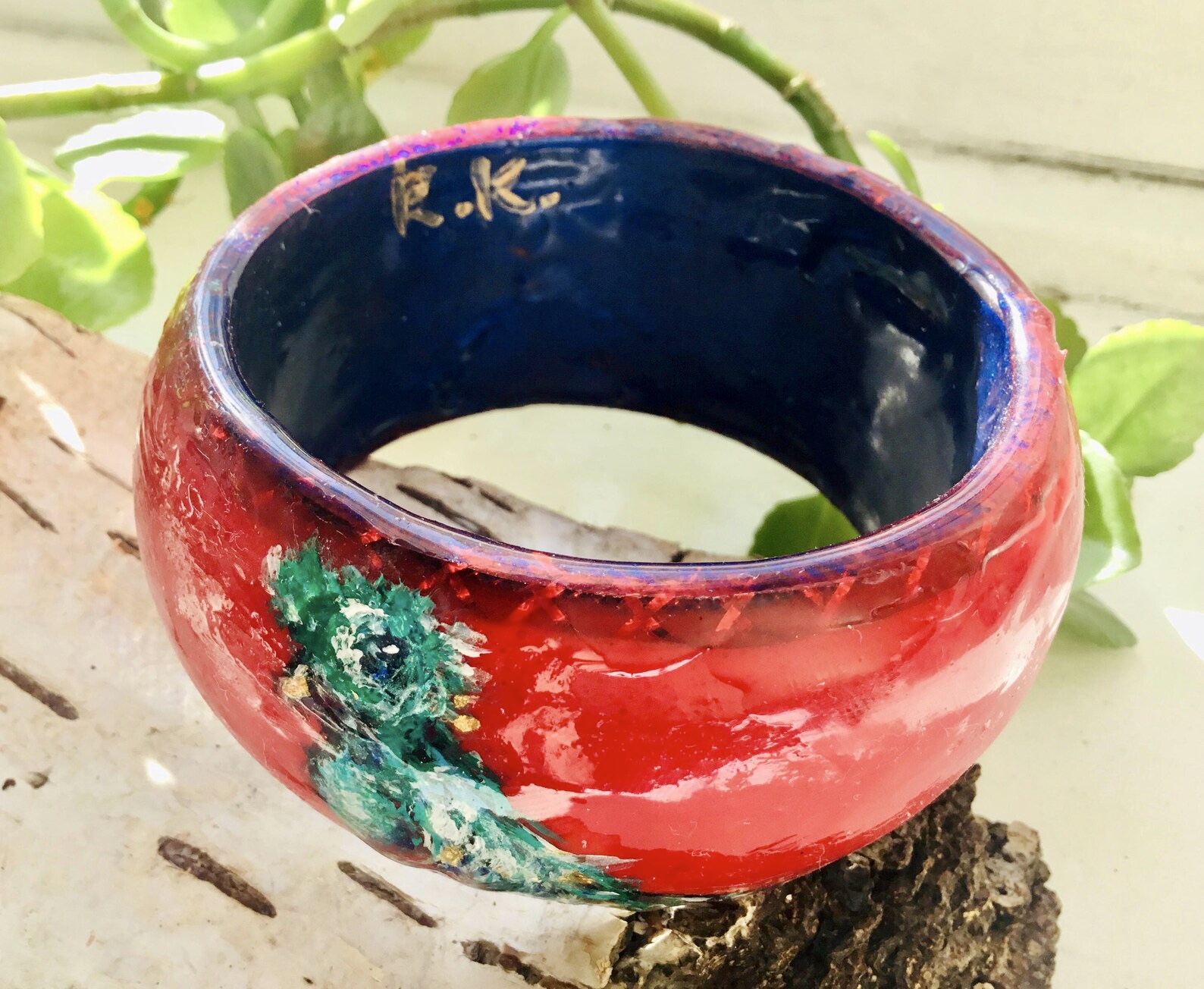 Hand-Painted Quetzal Bird Resin Bangle – Tropical Wildlife Art Bracelet, Nature-Inspired Handmade Jewelry, Unique Forest Bird Gift, Lightweight Resin Art